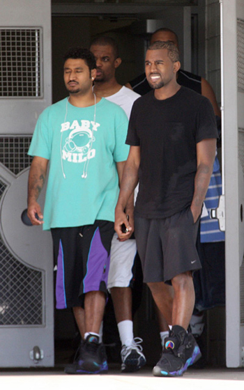 Která celebrita má stejné tenisky jako ty? Queen Latifah, Wale, Kid Cudi nebo Kanye West? (http://www.stylehunter.cz)