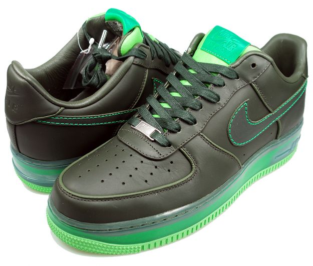 Кроссовки с зеленой подошвой. Nike Force 1 Green Black. Nike Air Force 1 07 Army Green. Nike Air Force 1 Army Green. Nike Air Force 1 черно зеленые.